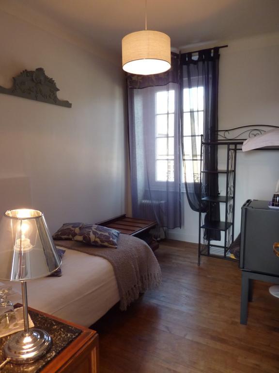 Maison D'Hotes Les Belles De Mai Pontorson Room photo