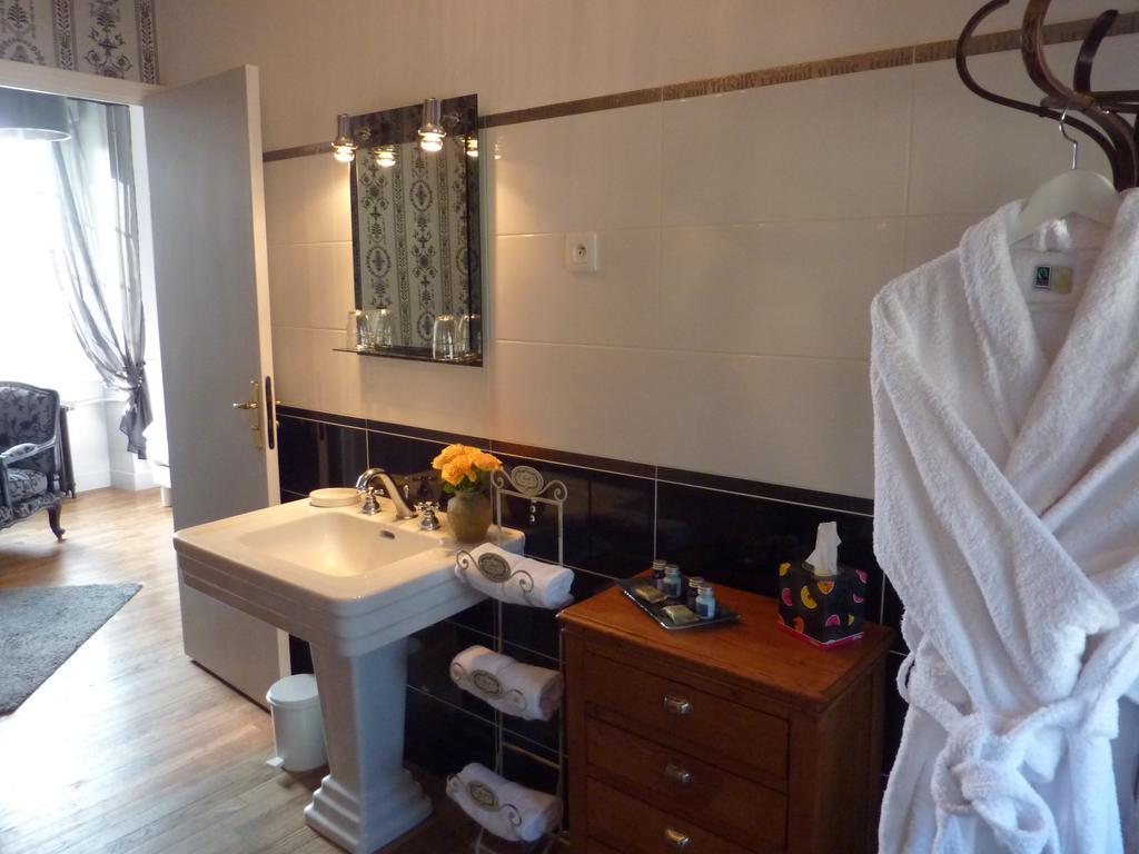 Maison D'Hotes Les Belles De Mai Pontorson Room photo