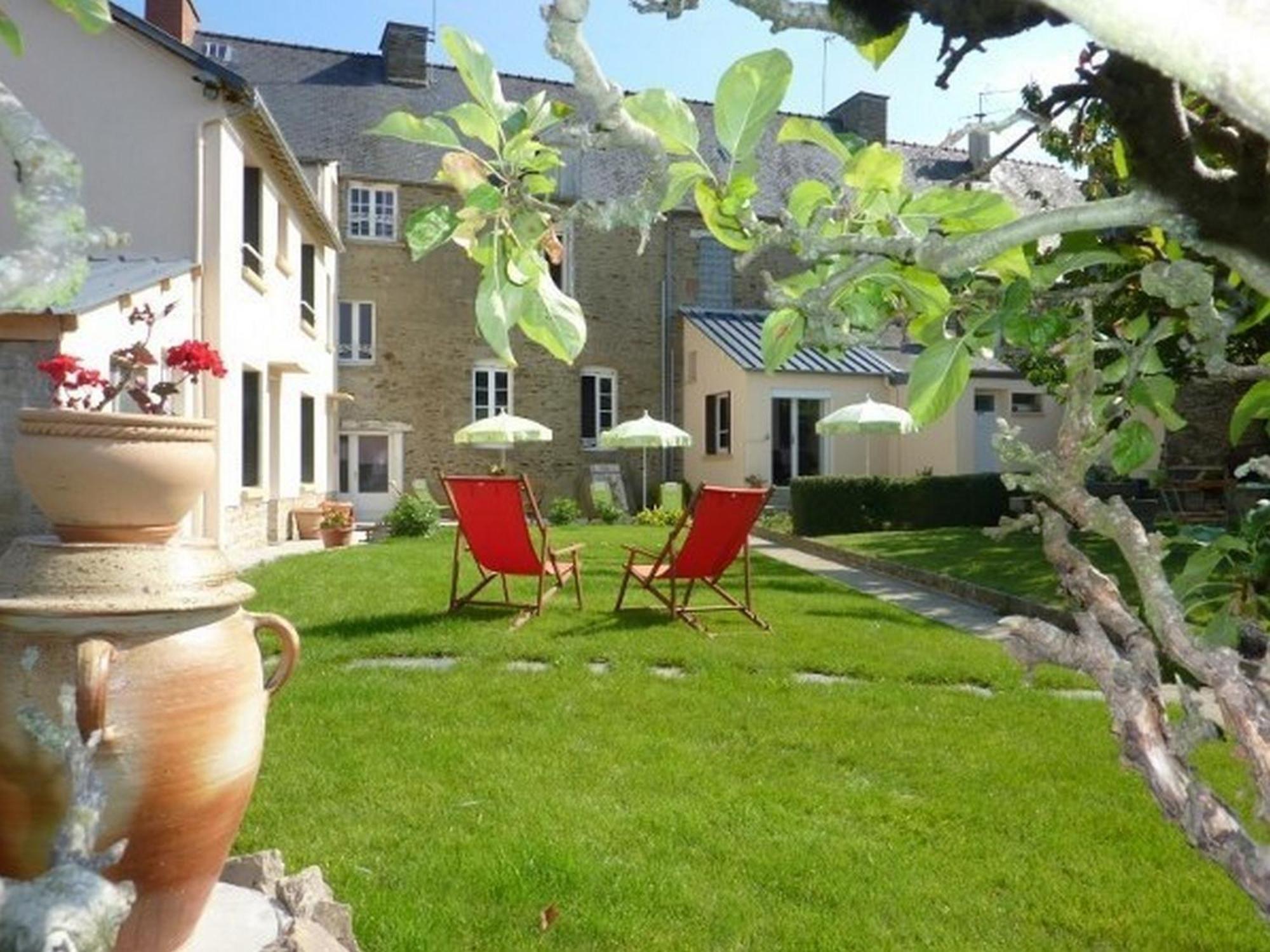 Maison D'Hotes Les Belles De Mai Pontorson Exterior photo