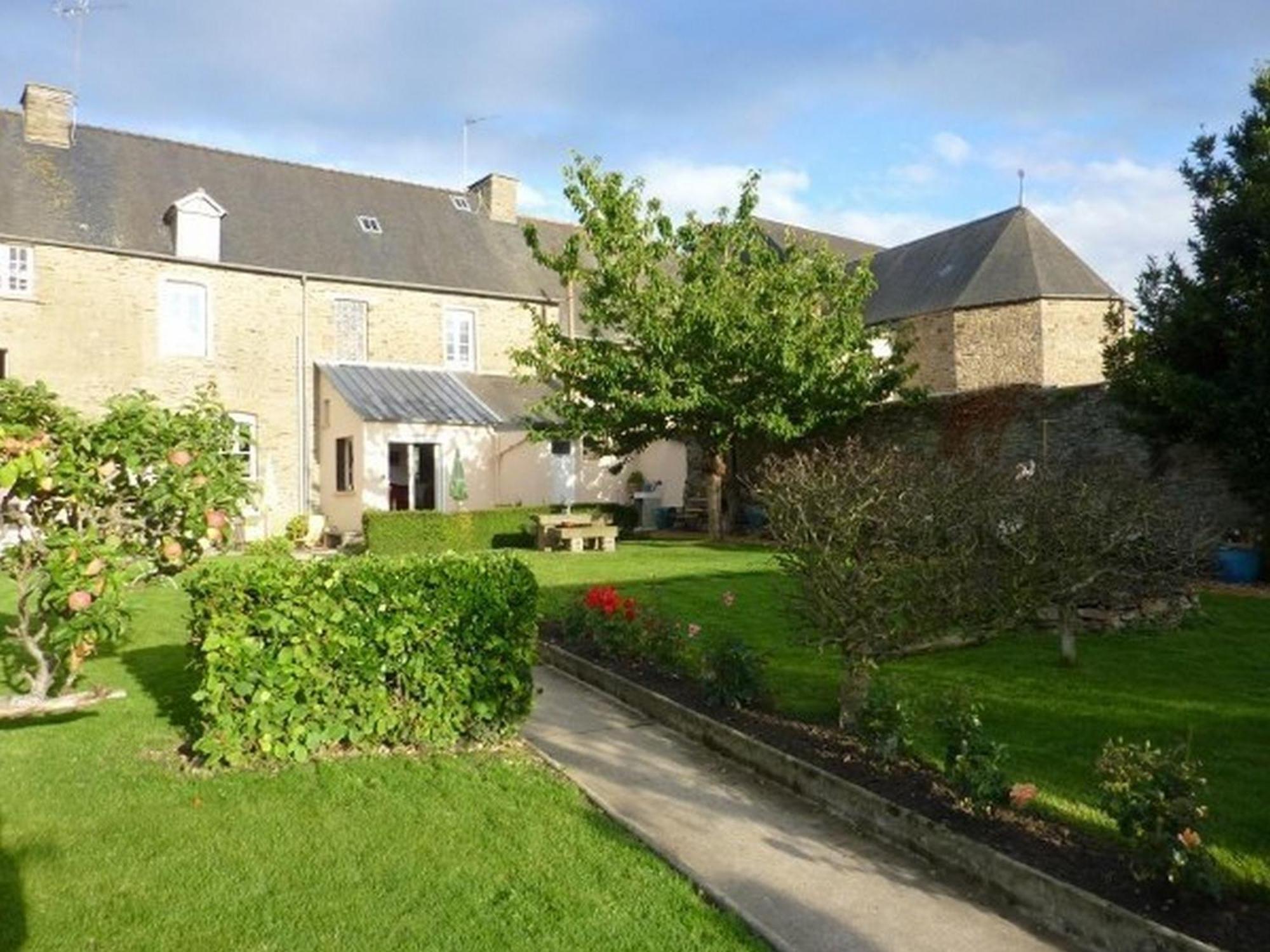 Maison D'Hotes Les Belles De Mai Pontorson Exterior photo